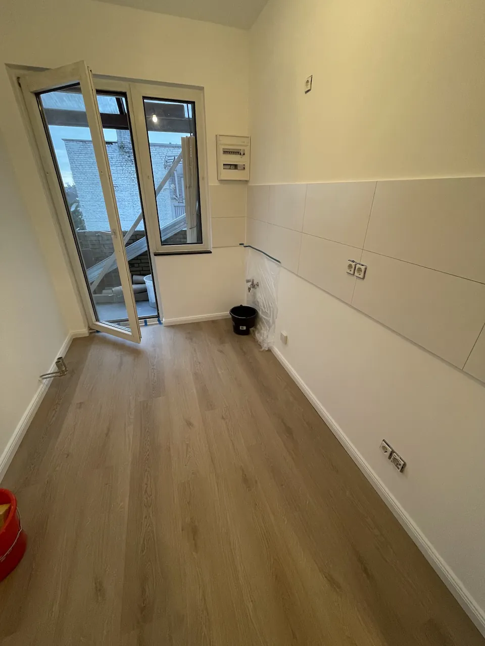 Neuer Fliesenspiegel und neuer Vinylboden nach Kernsanierung