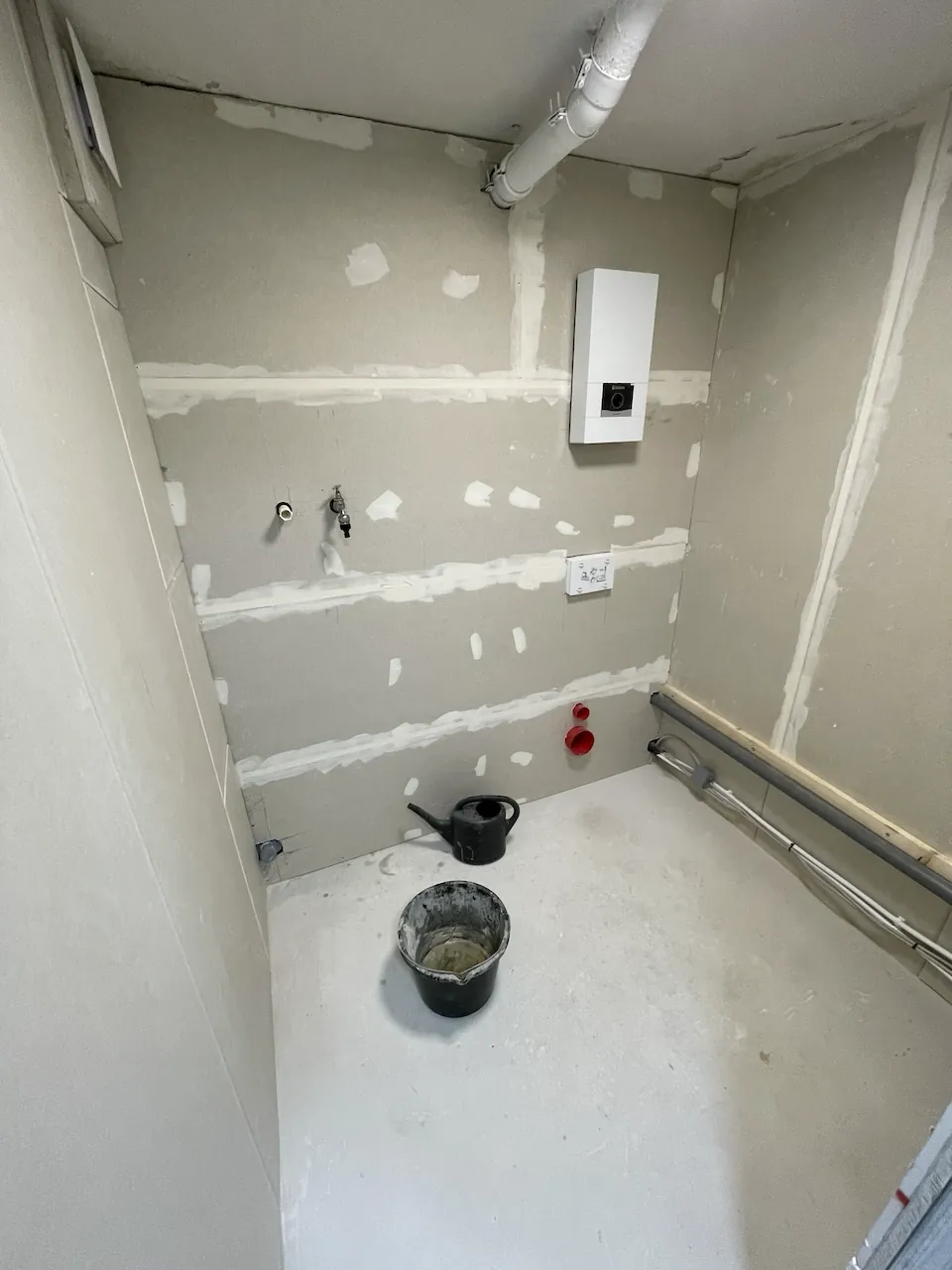 Durch Trennwände aufgeteilter Raum wird mit Trockenbau zum Badezimmer