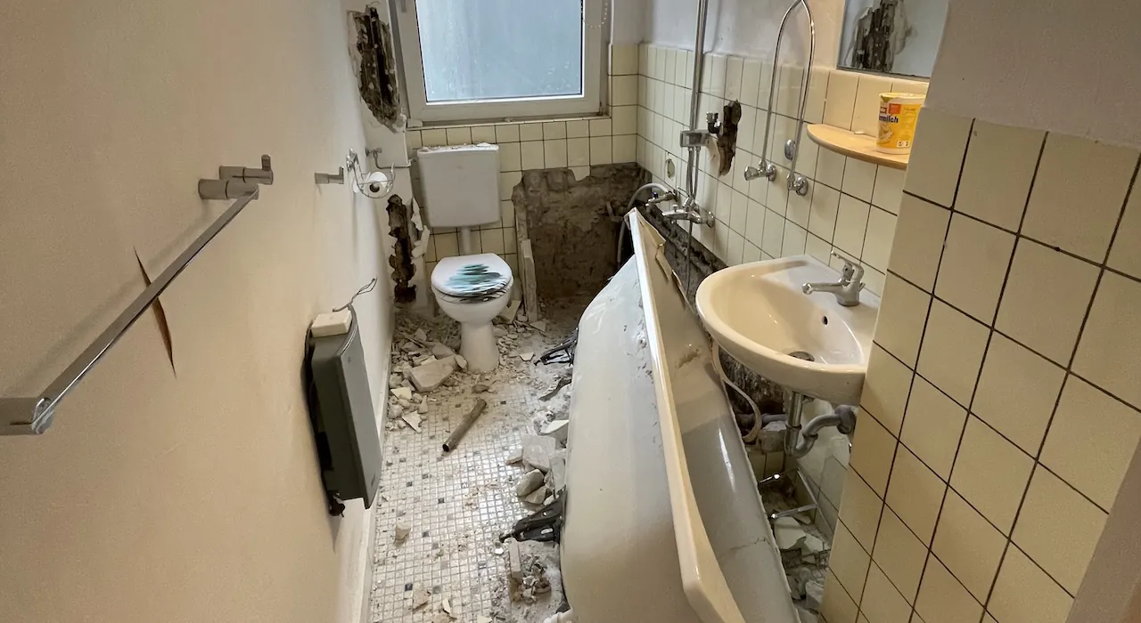 Entkerntes Bad bei einer Altbausanierung in Düsseldorf