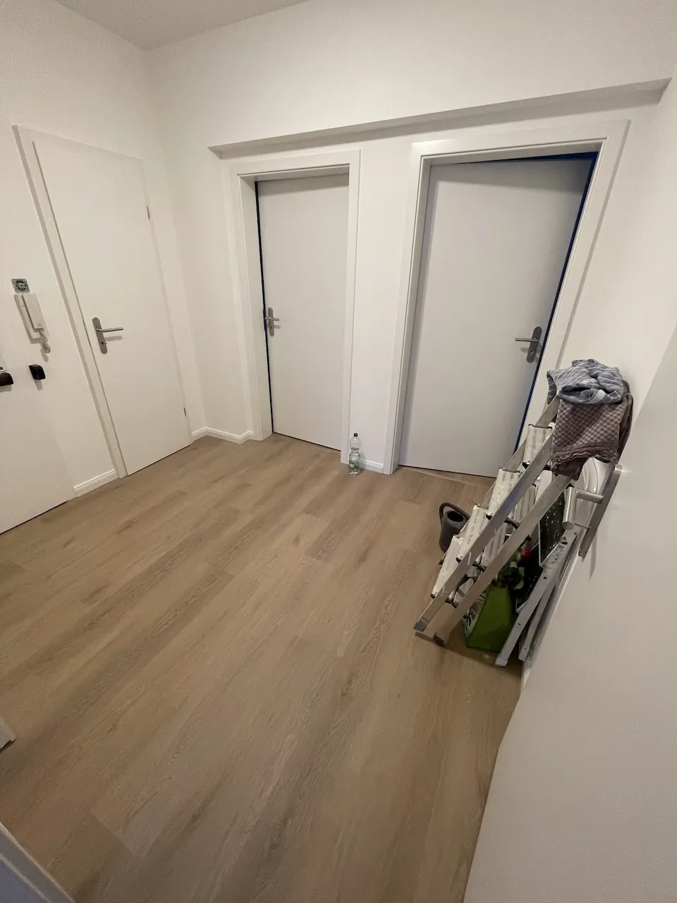 Neuer Flur nach Trockenbau und Türeneinbau bei Kernsanierung in Düsseldorf