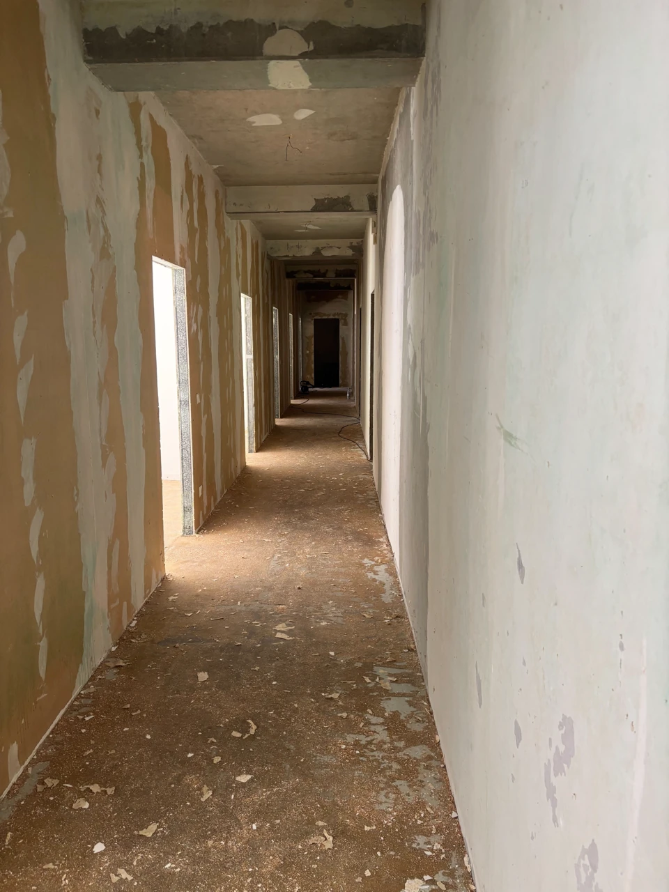 Renovierungsbedürftiger Flur vor der Sanierung
