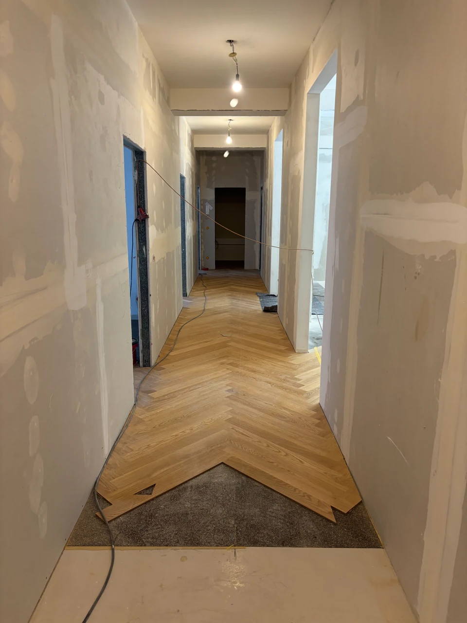 Renovierter Flur mit neuem Parkettboden