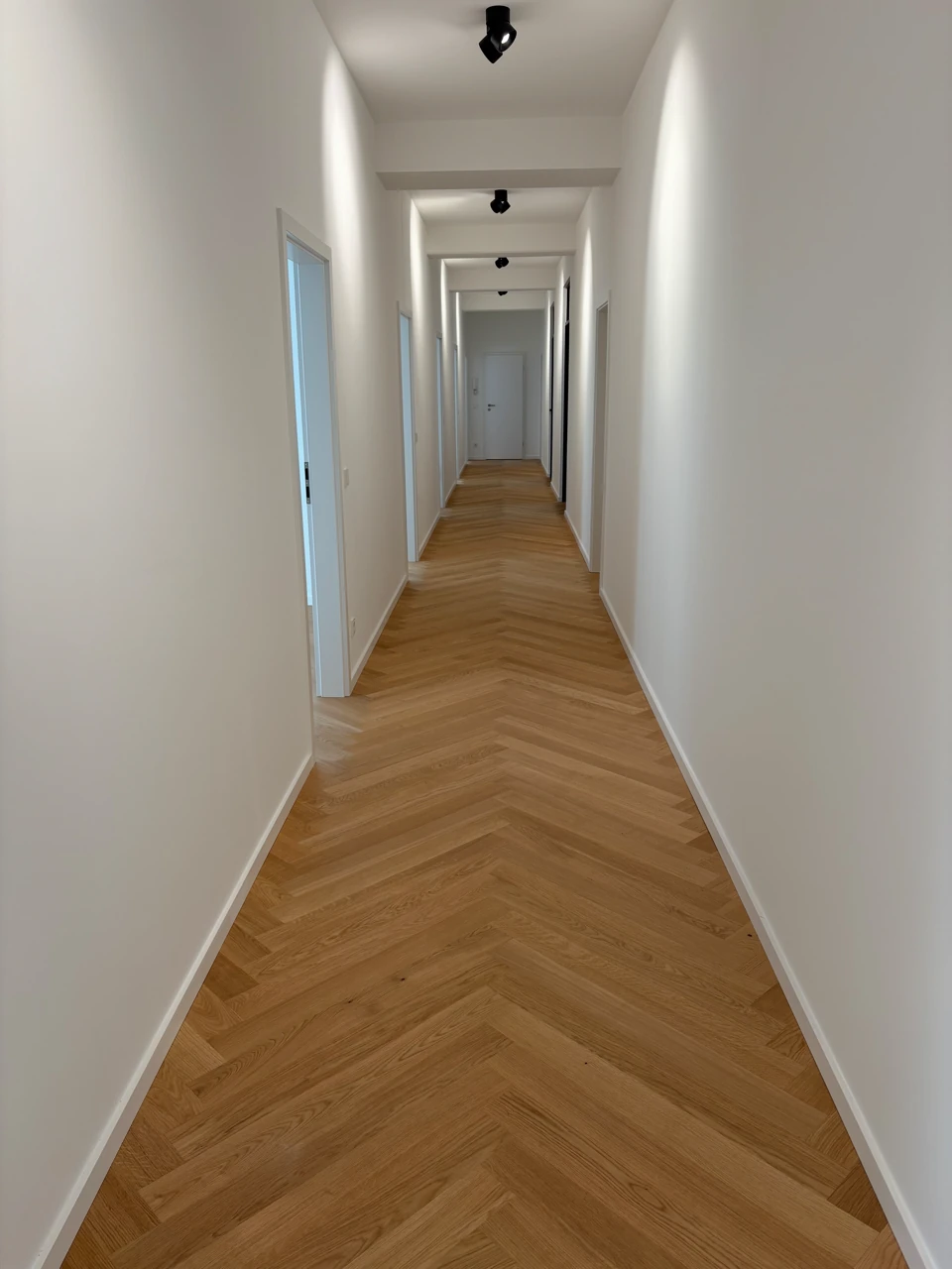 Flursanierung mit Parkett, Trockenbau und Malerarbeiten