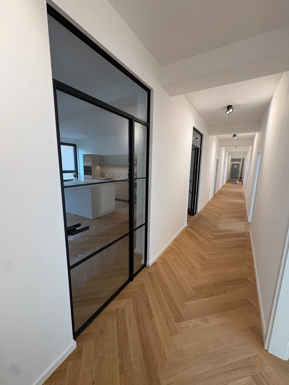 Neue Glastüren nach Trockenbauarbeiten im Gewerbe