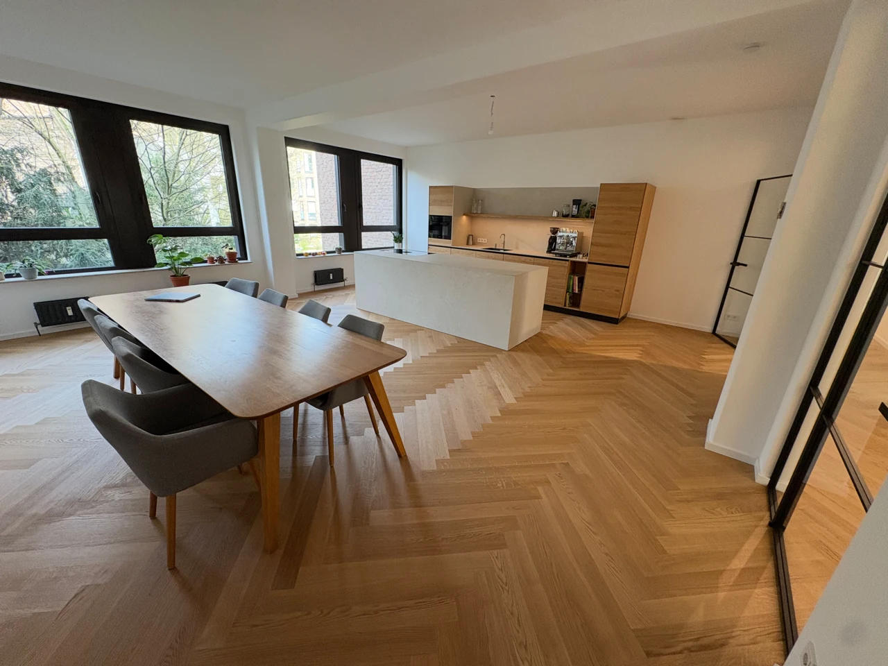 Küchenmontage und Parkettarbeiten in Düsseldorf