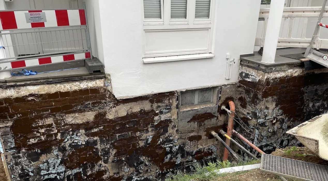 Blick auf feuchte Kellerwand vor der Abdichtung in Düsseldorf