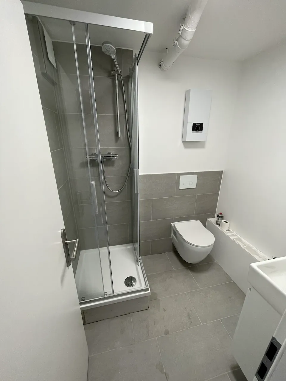 Durch Trennwände aufgeteilter Raum wird mit Trockenbau zum Badezimmer