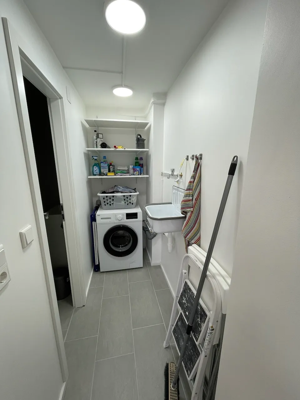 Sanierter Bereich nun als Wasch- und Schmutzküche mit Fliesenarbeiten in Düsseldorf.