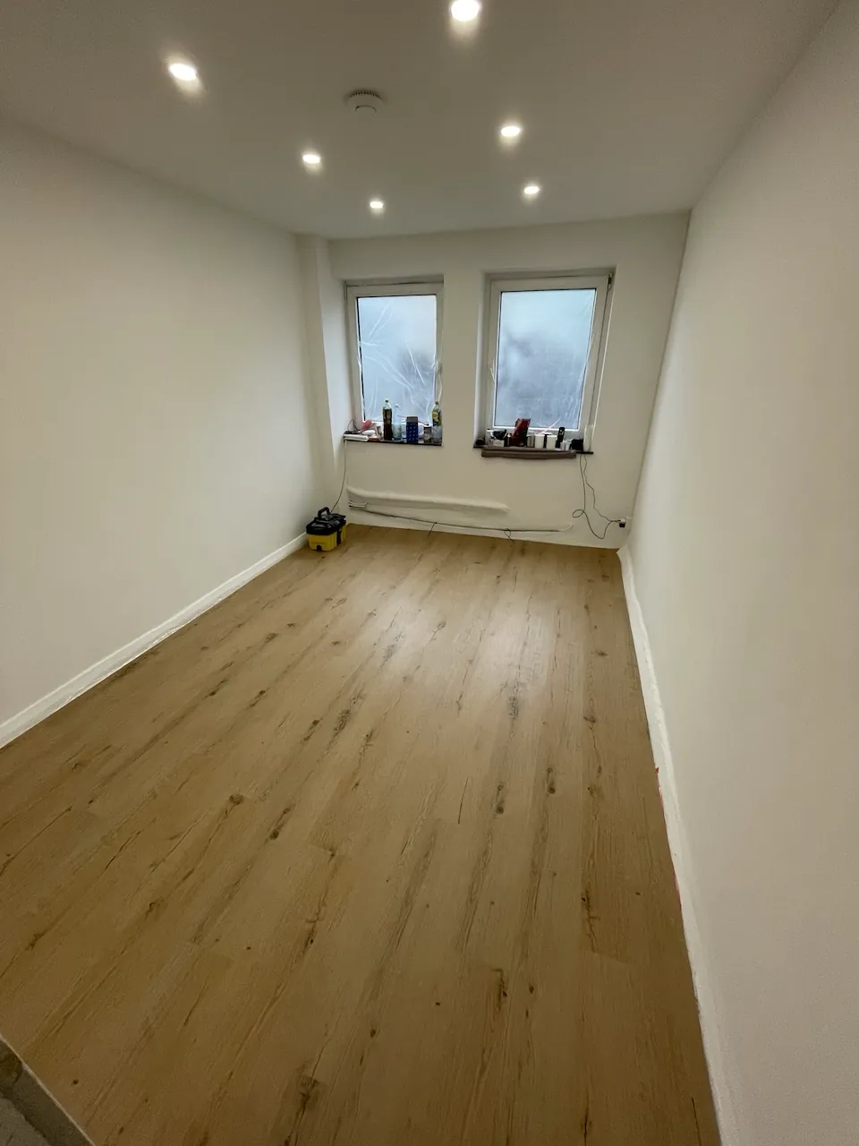 Sanierter Heizungsraum mit Klickvinyl in Düsseldorf wird zu einem Büro