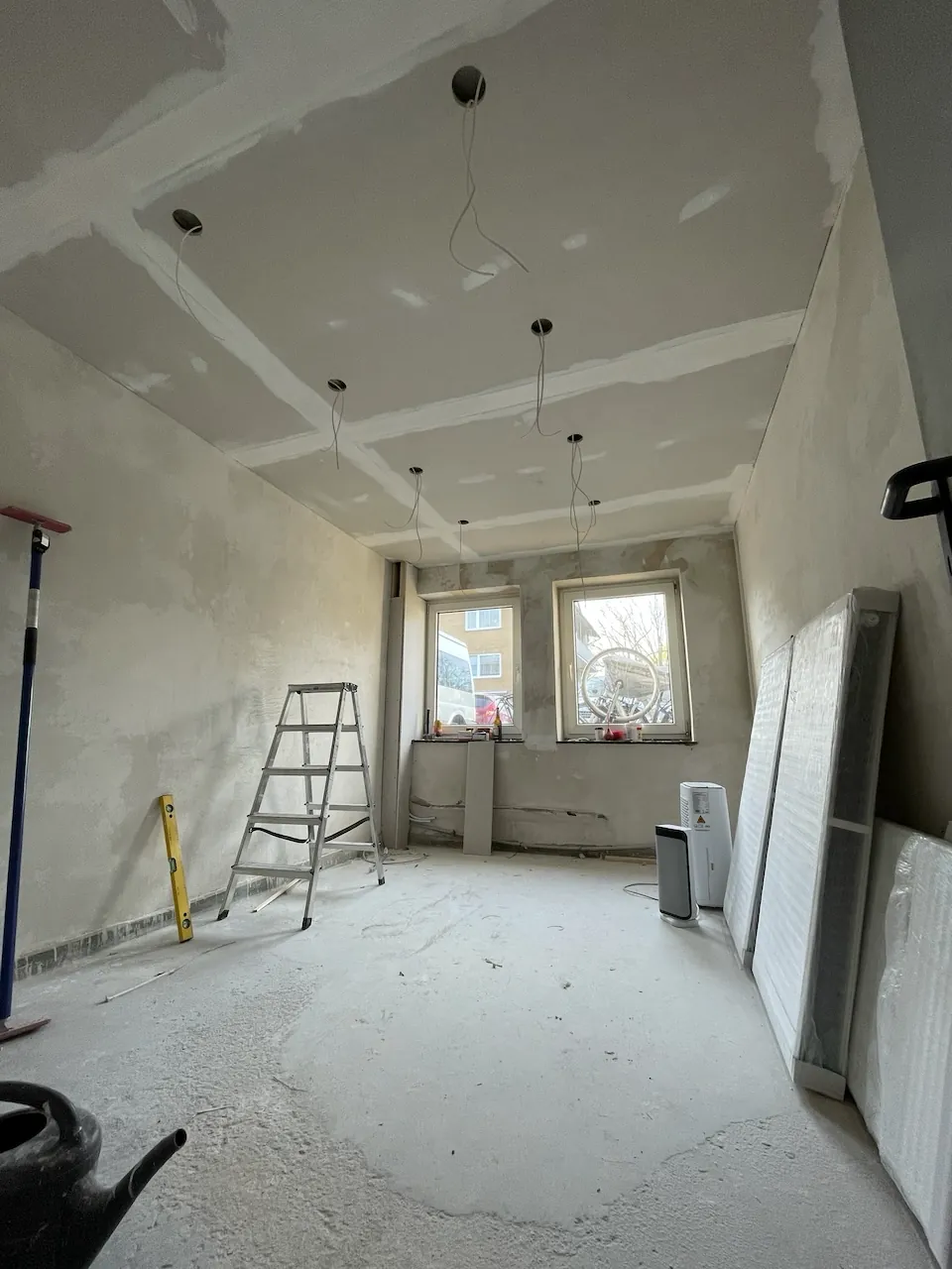 Abgehängte Trockenbaudecke und Sanierputz nach einem Wasserschaden in Düsseldorf